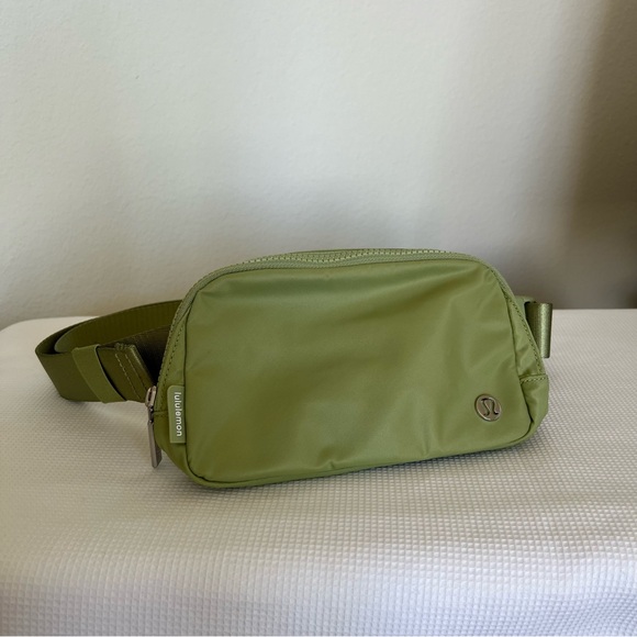 Lululemon Belt Bag 1L Edamame Green - Picture 2 of 12
